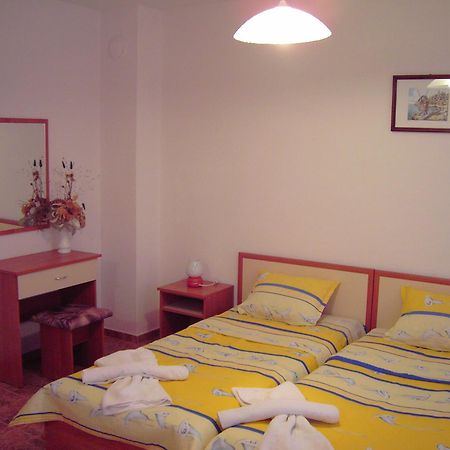 Nelly Guest House Ravda Buitenkant foto