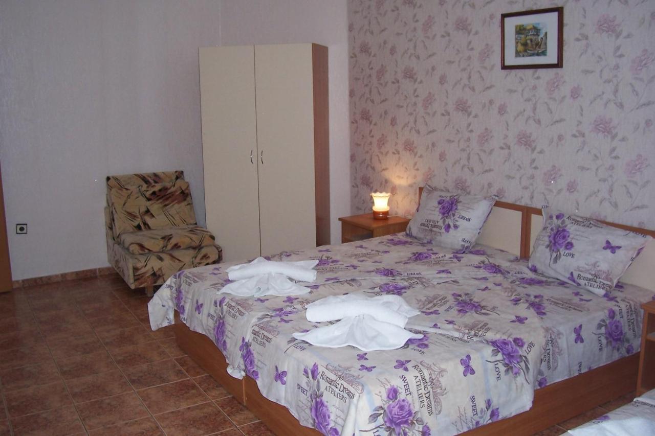 Nelly Guest House Ravda Buitenkant foto